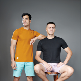  The most popular t-shirt colors for men in summer and how to pair them with other clothing items.